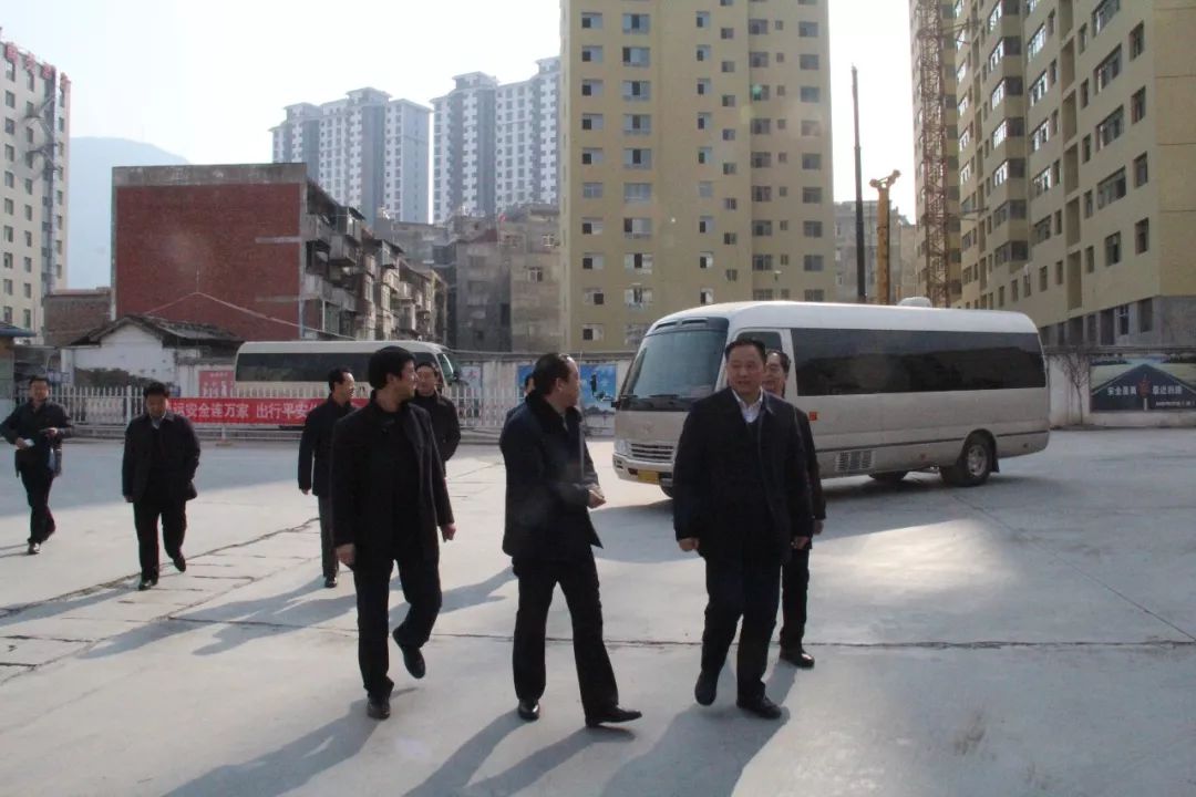 隴南市委常委、常務(wù)副市長(zhǎng)張慶宏、副市長(zhǎng)徐世林、市人大副主任陳榮等一行深入隴運(yùn)集團(tuán)公司武都汽車(chē)站開(kāi)展春節(jié)前走訪慰問(wèn)活動(dòng)