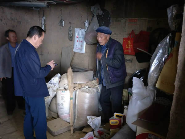 隴運(yùn)集團(tuán)公司黨委書記、董事長(zhǎng)李寅祥同志深入琵琶鎮(zhèn)寧強(qiáng)村開(kāi)展幫扶工作