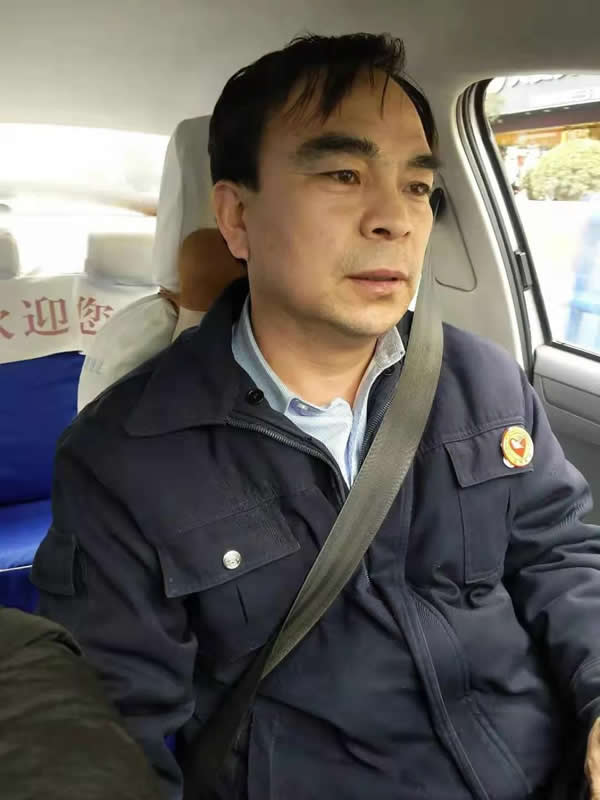 【拾金不昧】為隴運(yùn)集團(tuán)潤(rùn)祥出租車(chē)公司駕駛員“王劉德”點(diǎn)贊??！