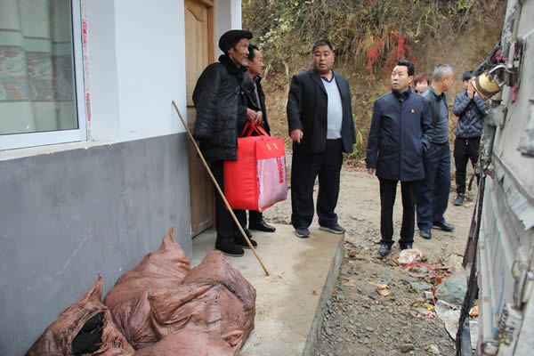 隴運(yùn)集團(tuán)公司開(kāi)展“解難題、辦實(shí)事、送溫暖”主題黨日活動(dòng)